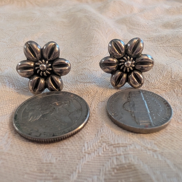 Taxco Vintage Sterling Silver Flower Post earrings - Picture 5 of 6